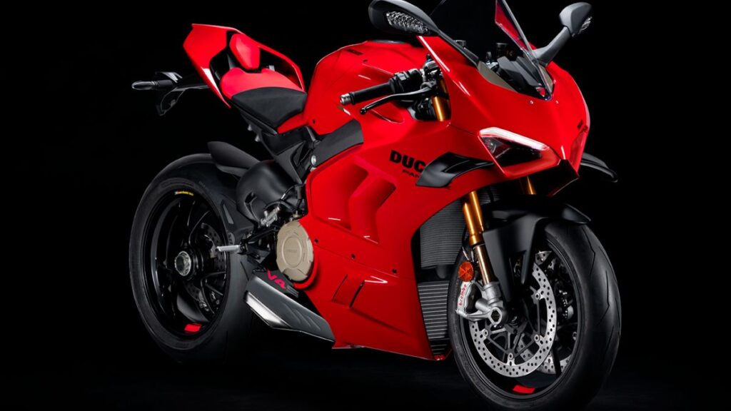 Ducati Panigale V4 S 2025 na diagonal em fundo escuro.