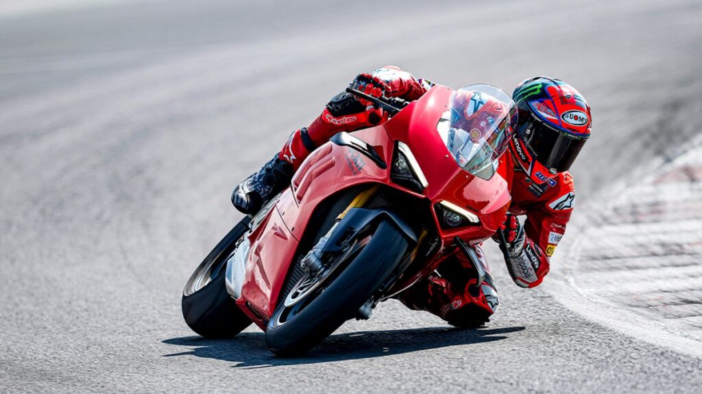 Ducati Panigale V4 S 2025 em movimento.