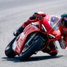 Ducati Panigale V4 S 2025 em movimento.