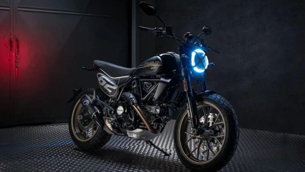 Ducati Scrambler Icon 2025 na diagonal em fundo escuro.
