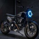 Ducati Scrambler Icon 2025 na diagonal em fundo escuro.