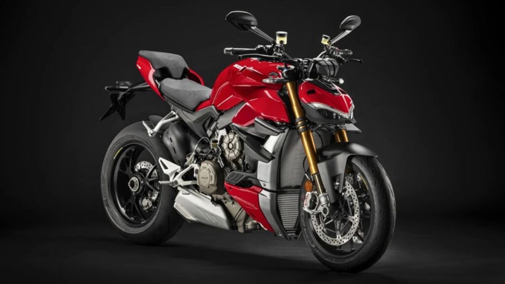 Ducati Streetfighter V4 S 2025 na diagonal em fundo escuro.