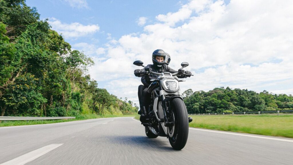 Dianteira da Ducati XDiavel S 2025 em movimento.