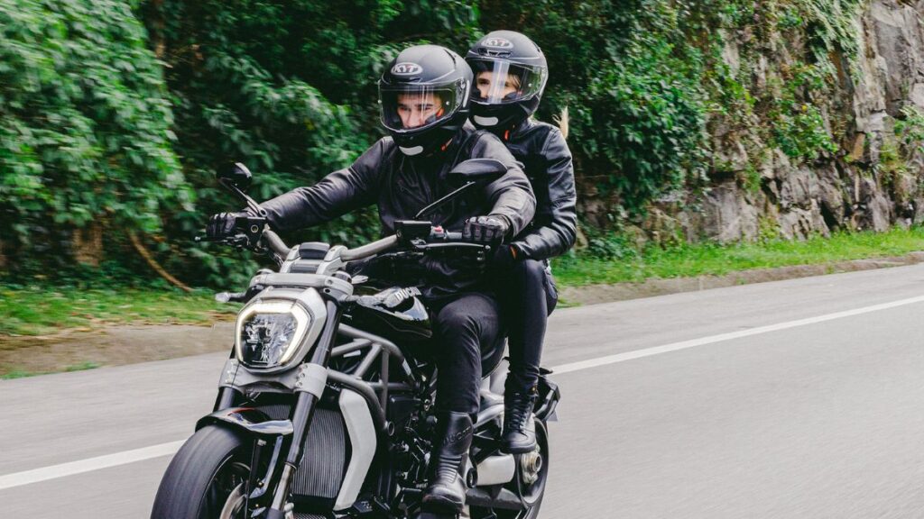 Ducati XDiavel S 2025 em movimento na estrada.