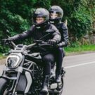 Ducati XDiavel S 2025 em movimento na estrada.