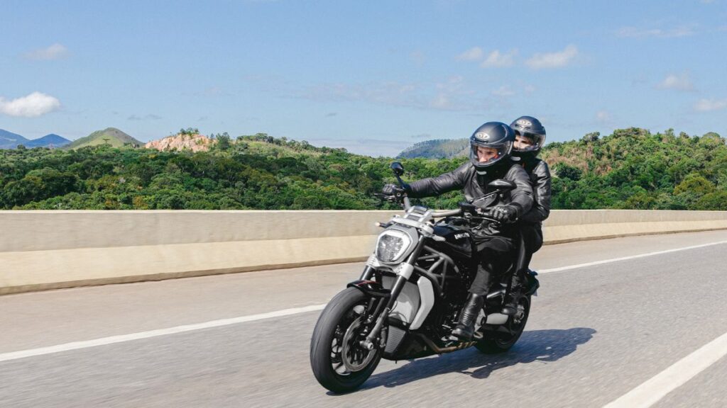 Ducati XDiavel S 2025 na estrada.
