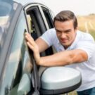 empurrando carro pela janela.