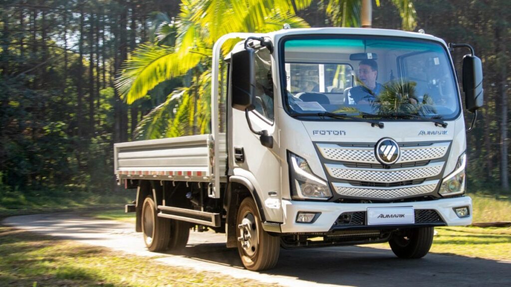 Foton Aumark S 315 2025 em movimento na estrada.