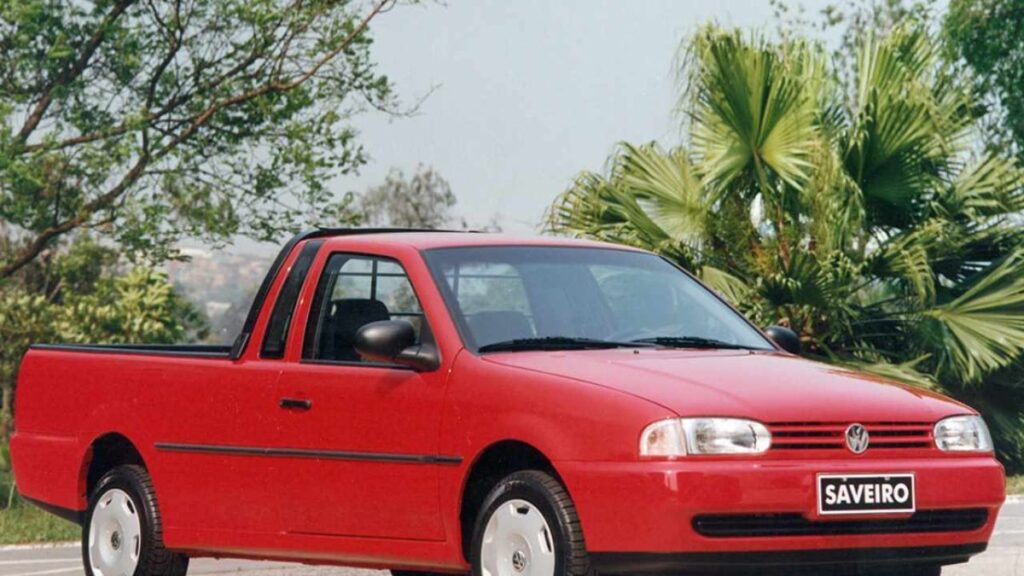 Saveiro vermelha na diagonal.