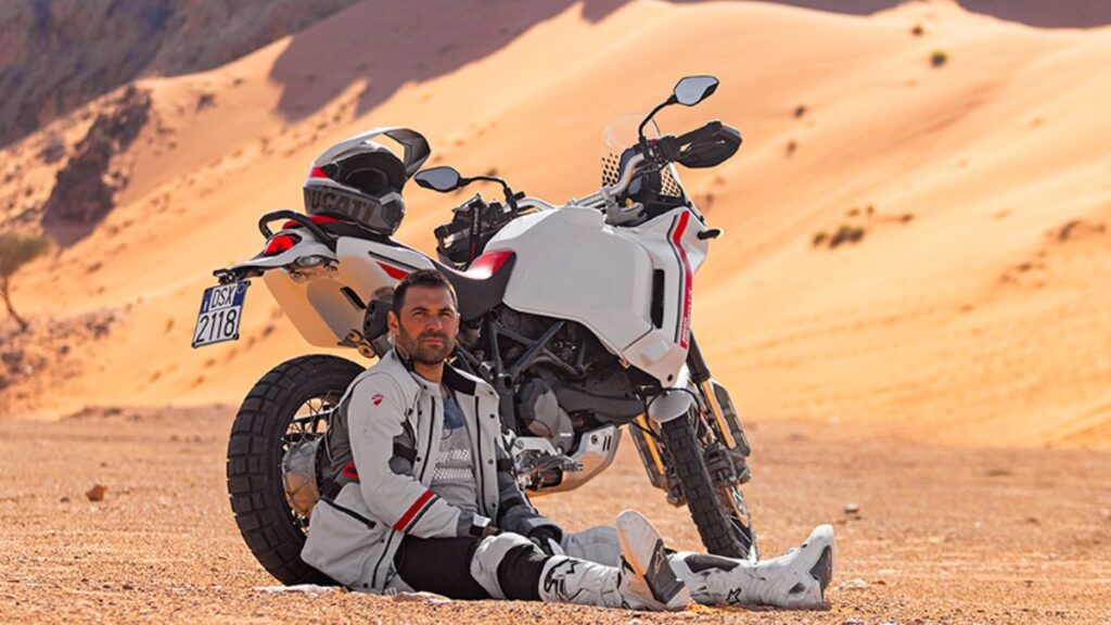 Ducati DesertX 2025 parada na areia.