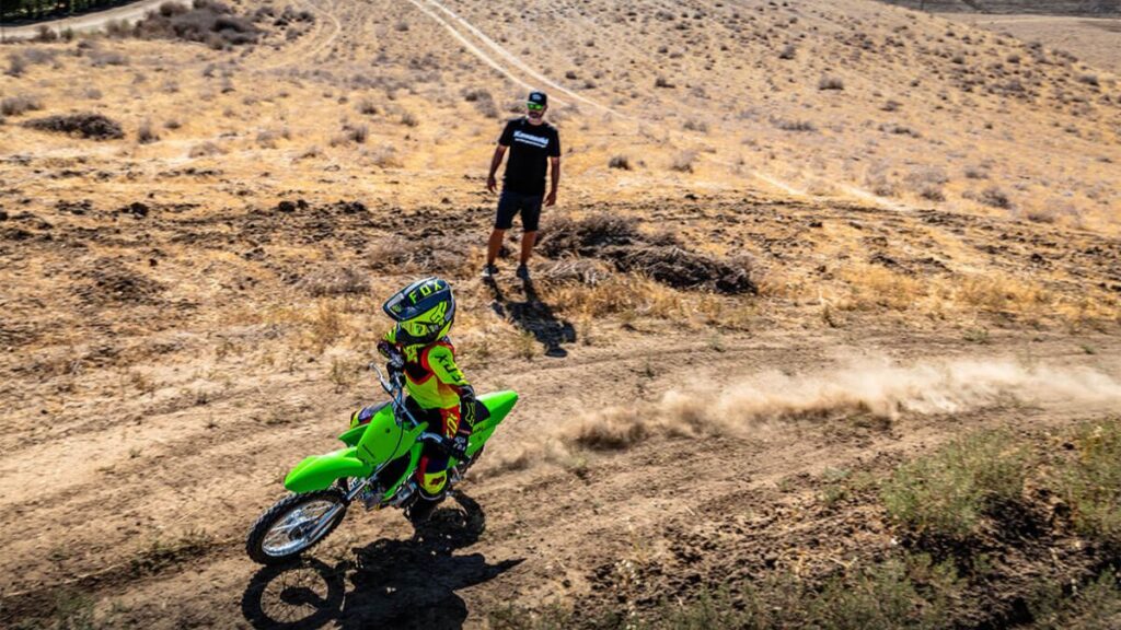 Kawasaki KLX100R 2025 na pista.