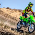Kawasaki KLX100R 2025 em movimento na pista.