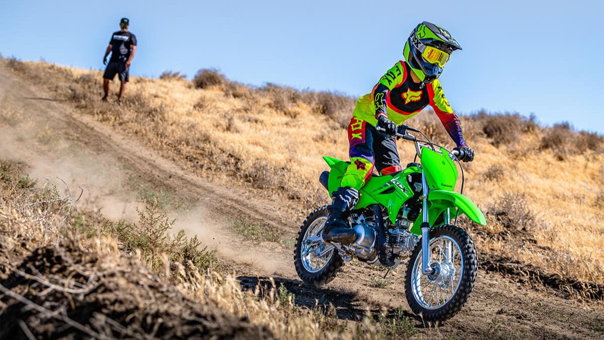 Kawasaki KLX100R 2025 em movimento na pista.