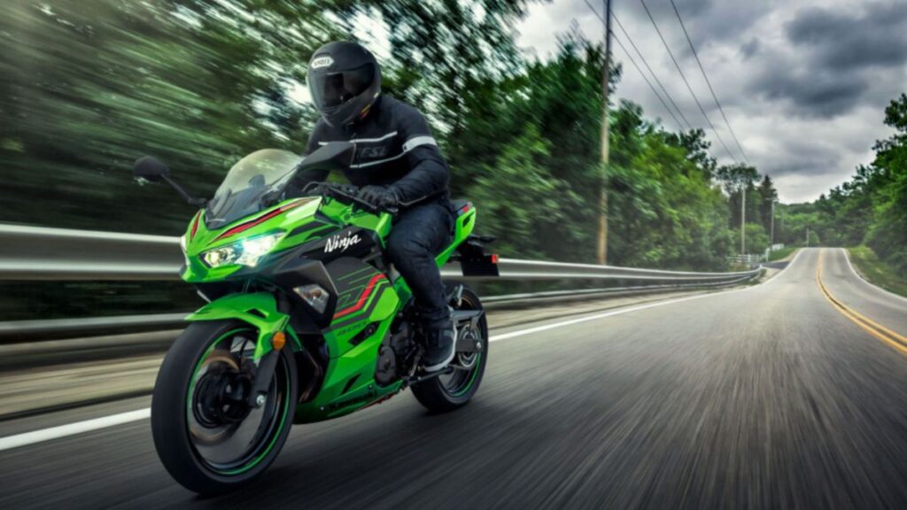 Kawasaki Ninja 400 KRT 2025 em movimento.