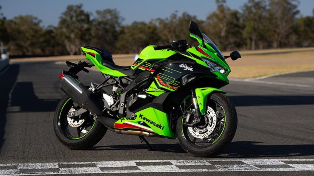 Kawasaki Ninja 400 KRT 2025 na diagonal.
