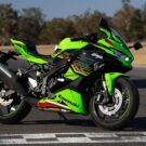 Kawasaki Ninja 400 KRT 2025 na diagonal.