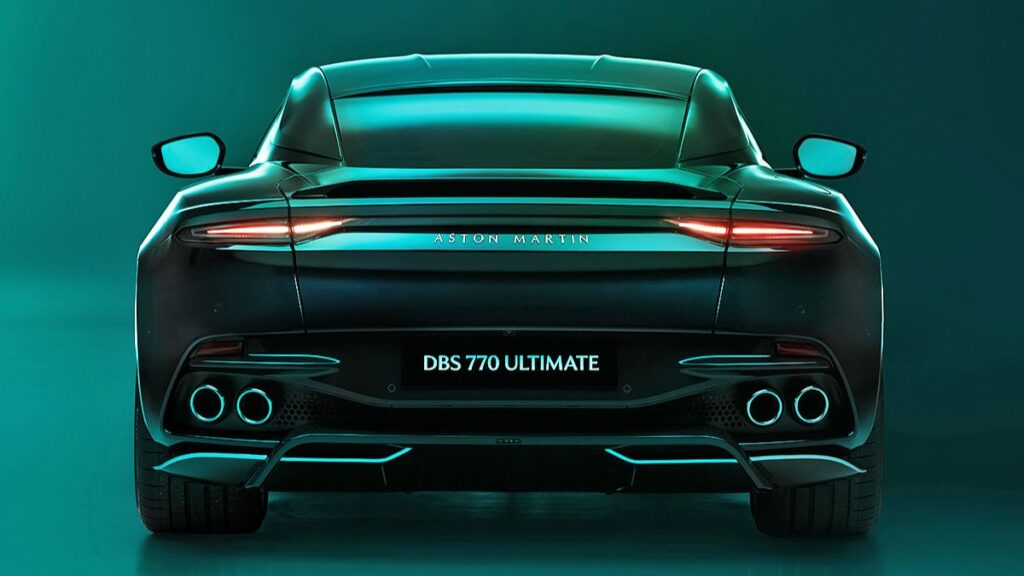 Lanterna traseira do Aston Martin DBS 2025.