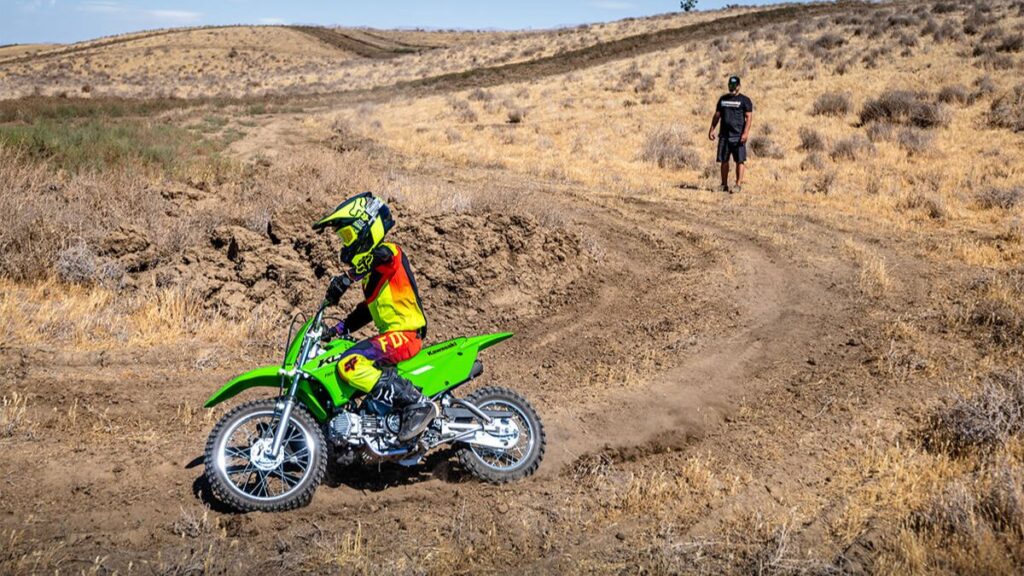 Lateral da Kawasaki KLX100R 2025.