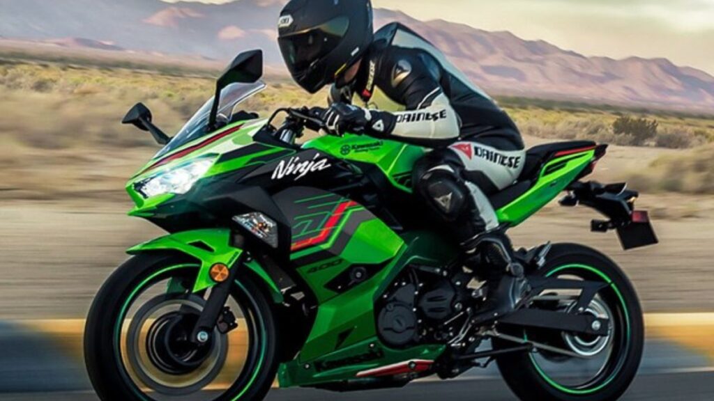 Lateral da Kawasaki Ninja 400 KRT 2025.