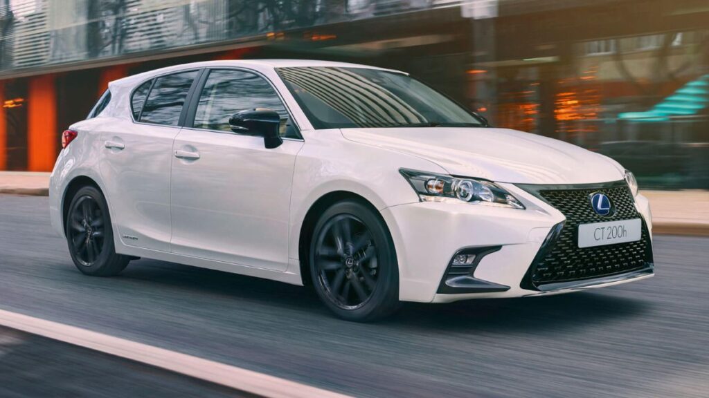 Lexus CT200h 2019 branco em movimento.