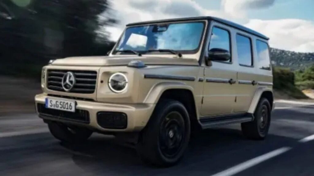 Mercedes-Benz Classe G 2025 em movimento na estrada.