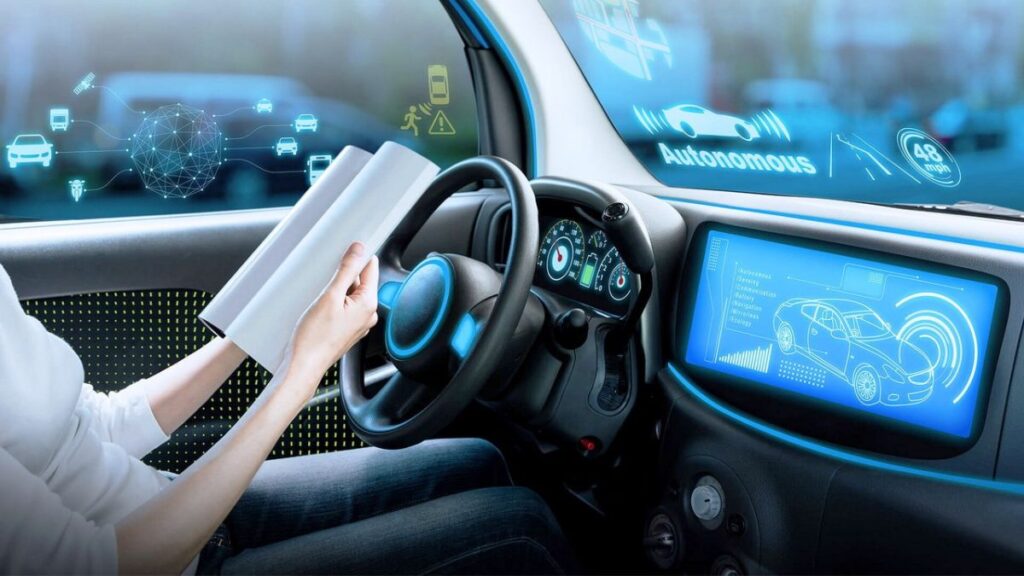 Mulher lendo livro dentro de carro.