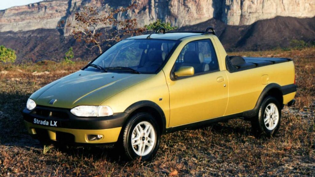 Fiat Strada verde na diagonal.
