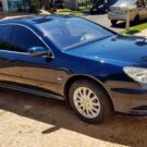 Peugeot 607 2001 estacionado em garagem.