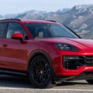 Porsche Cayenne 2025 na diagonal na estrada em movimento.