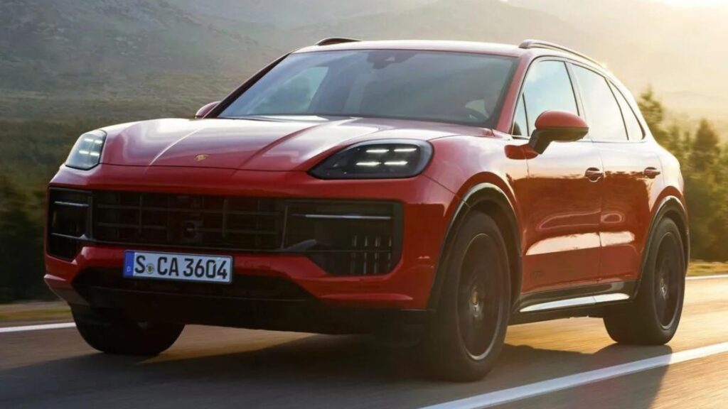 Dianteira da Porsche Cayenne 2025 na estrada.