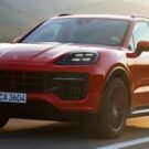 Dianteira da Porsche Cayenne 2025 na estrada.