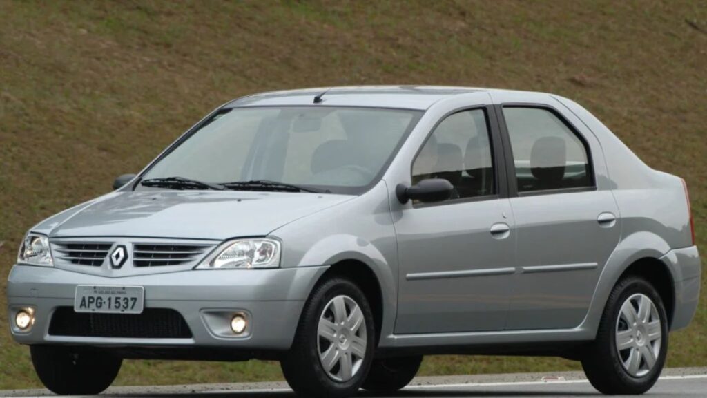 Renault Logan cinza na diagonal.