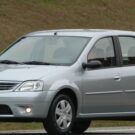 Renault Logan cinza na diagonal.