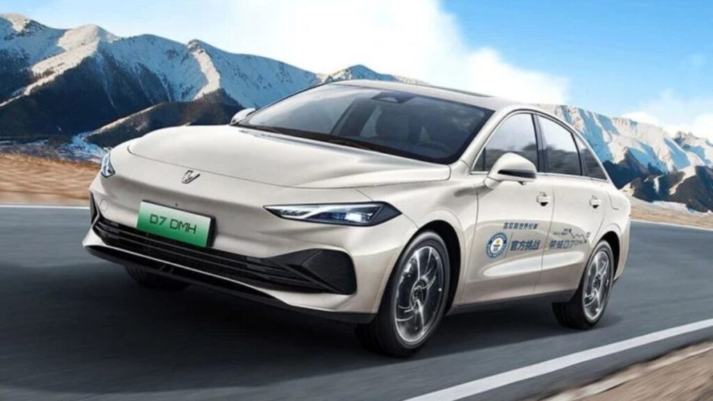 Roewe D7 em movimento na estrada.