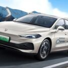 Roewe D7 em movimento na estrada.