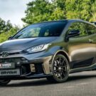 Toyota Yaris GT preto na diagonal.