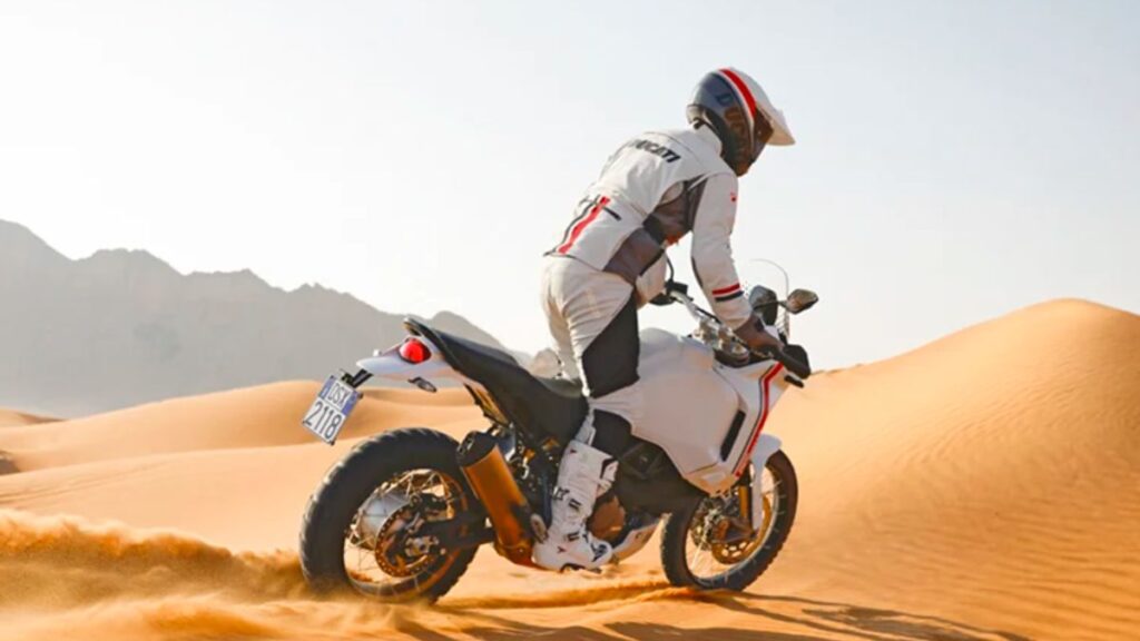 Traseira da Ducati DesertX 2025.