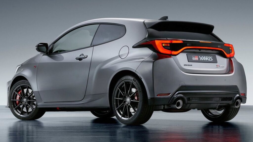 Traseira do Toyota Yaris GT.