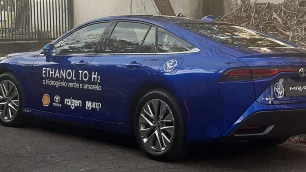 Carro a Hidrogênio azul estacionado.