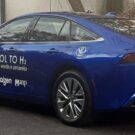 Carro a Hidrogênio azul estacionado.