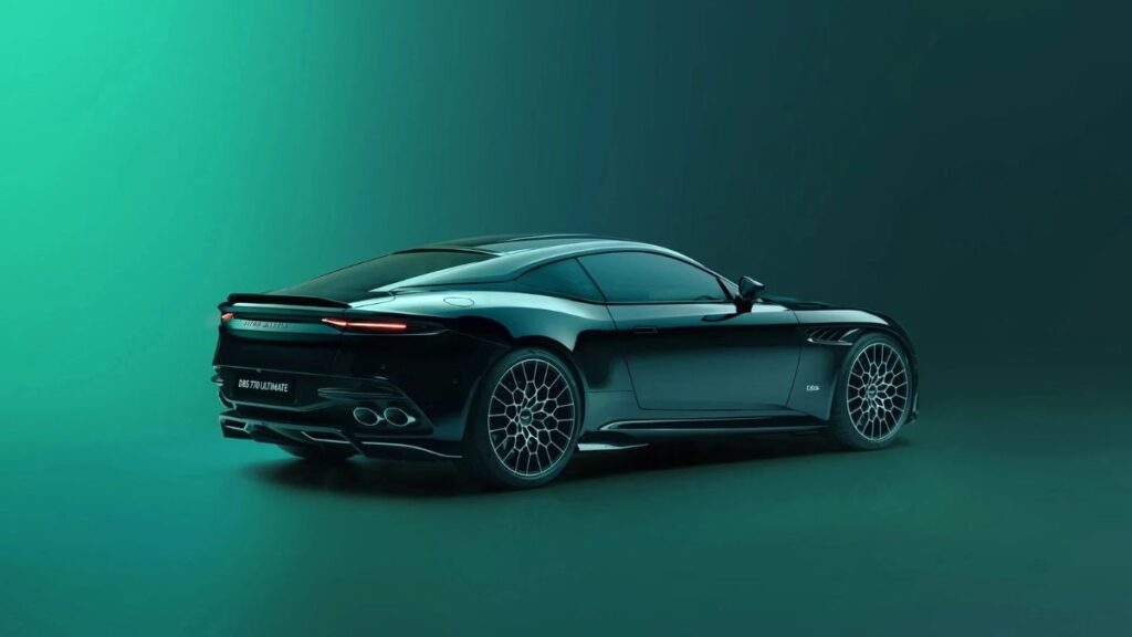 Traseira do Aston Martin DBS 2025.