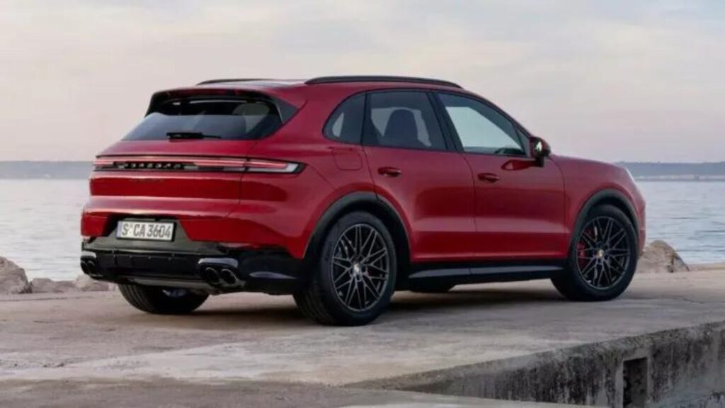 Traseira do Porsche Cayenne 2025 vermelho.