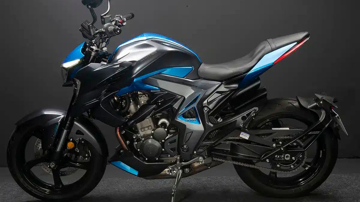 Lateral da Zontes R350 2025 preta em fundo azul.