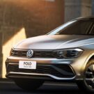 um Volkswagen prata na diagonal