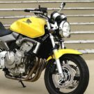 Antiga Honda Hornet amarela de lado.