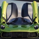 Aston Martin Valhalla verde com as portas abertas