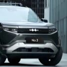 BYD Bao 3 preto parado na diagonal.