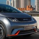 Um BYD Dolphin cinza em velocidade.