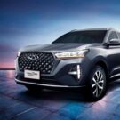 Um carro Caoa Chery cinza na diagonal.