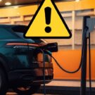 Um carro elétrico preto recarregando.